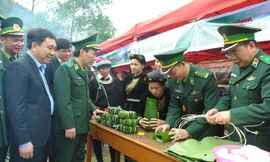 Bộ đội Biên phòng cùng đồng bào gói bánh chưng vui ngày hội “Xuân Biên phòng ấm lòng dân bản”. Ảnh: Xuân Tùng.