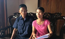 Cô Huế và chồng trong một lần trao đổi với PV Tiền Phong.
