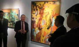 Hoạ sĩ Nguyễn Trường Linh đang giới thiệu cho khách tham quan trong triển lãm cá nhân tại Đài Loan.