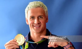 Kình ngư Ryan Lochte với tấm HC giành được tại Olympic. Ảnh: GETTY IMAGES