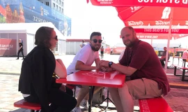 Lenny (bên phải), CĐV tuyển Anh, cùng các bạn tán gẫu tại khu Fanfest tại Kaliningrad. Ảnh: N.P.