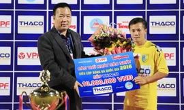 Ông Chu Ngọc Anh, Chủ tịch tập đoàn Hanaka tặng giải thưởng cầu thủ xuất sắc nhất cho Thành Lương