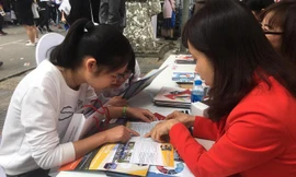 Thí sinh tìm hiểu thông tin tuyển sinh tại gian tư vấn của trường ĐH Công nghệ giao thông vận tải. Ảnh: Nghiêm Huê.