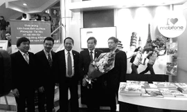 Bộ trưởng Nguyễn Bắc Son tới thăm gian hàng và tặng hoa cho đại diện MobiFone.