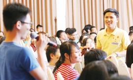 Trần Gia Thông (áo trắng) lắng nghe những thắc mắc về cách sử dụng tiếng Anh của các bạn trẻ tại một buổi sinh hoạt.