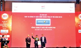 Ðại diện Lãnh đạo Bảo Việt Nhân thọ vinh dự nhận danh hiệu.