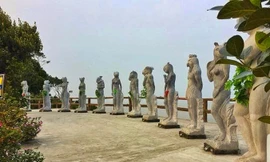 Tượng 12 con giáp lại được đeo lá nho, chùm nho tại Hòn Dấu, Đồ Sơn. Ảnh: H.D