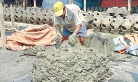 Công đoạn nhào đất rất mệt nhọc