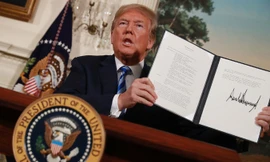 Tổng thống Mỹ Donald Trump ký quyết định rút khỏi thỏa thuận hạt nhân Iran. Ảnh: Getty Images.
