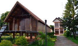 Nhà dài và nhà bê tông của già Ama HRin