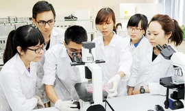 Sinh viên nghiên cứu khoa học, vận dụng kiến thức đã học để có những sáng kiến, giải pháp sáng tạo.