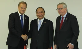 Sáng 27/5, tại Nhật Bản, Thủ tướng Nguyễn Xuân Phúc gặp Chủ tịch Ủy ban châu Âu Jean-Claude Juncker và Chủ tịch Hội đồng châu Âu Donald Tusk. Ảnh: TTXVN