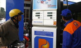 Nhiều người tiêu dùng vẫn băn khoăn với chất lượng xăng E5. Ảnh: Như Ý.