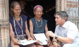 Anh Nguyễn Quang Tuệ trong một lần trao tiền hỗ trợ cho nghệ nhân hát kể sử thi Ba Na.