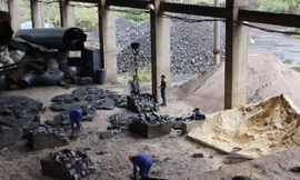 Dù cơ quan chức năng yêu cầu đóng cửa, nhà máy vẫn hoạt động gây ô nhiễm môi trường.