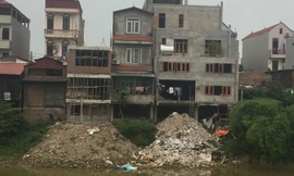 Các công trình lấn chiếm lòng sông vẫn đang được gấp rút hoàn thiện. Ảnh: Trần Hoàng