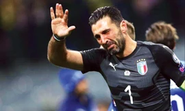 Buffon nói lời chia tay màu áo thiên thanh trong nước mắt. Ảnh: GETTY IMAGES.