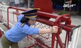 Nữ nhân viên gác chắn tàu hỏa phải có 'vòng 1' trên 75cm?