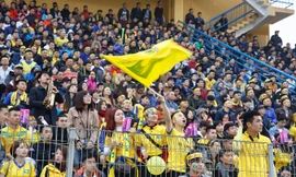 Khán giả phủ kín các khán đài sân Hàng Đẫy.