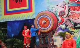 Chủ tịch Quốc hội Nguyễn Thị Kim Ngân đánh trống khai hội Lễ hội Bà Triệu năm 2018.