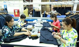 Công nhân trong giờ làm việc tại một công ty may mặc Hà Nội. Ảnh: Nhật Minh.