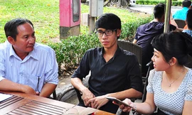 Bố con Thiện trao đổi với báo chí