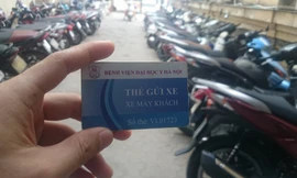 Nhiều bệnh viện phát hành các loại thẻ trông xe khác nhau. Ảnh: Thanh Hà