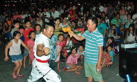 Nghệ sĩ Bảo Cường biểu diễn với mũi khoan vào thái dương.