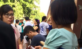 “Cò” Thanh thu tiền của người bệnh.