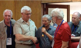 Những cái bắt tay hôm 6/3/2018: Cựu binh Nguyễn Thế Dũng ở giữa các cựu binh Mỹ. Thứ hai từ phải qua, không đeo kính là Dan Sea. Ảnh: DPV.