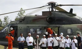 Các giáo sĩ Hồi giáo cầu nguyện trước khi lên trực thăng của quân đội Indonesia để tới hiện trường vụ máy bay rơi và cầu nguyện cho các nạn nhân - Ảnh: Reuters