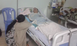 Chị Trăm ngày đêm không rời bệnh nhân.