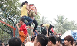 Hình ảnh lộn xộn ở Công viên nước Hồ Tây ngày 19/4. Ảnh: Thanh Hà