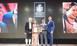 Đại diện Vinhomes nhận giải “Khu đô thị tốt nhất Việt Nam 2018” cho KĐT Vinhomes Riverside do APPA vinh danh.