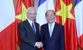 Chủ tịch Quốc hội Nguyễn Sinh Hùng đón và hội đàm với Chủ tịch Quốc hội Pháp Claude Bartolone. Ảnh: TTXVN