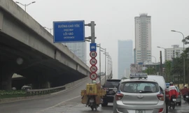 Biển báo tốc độ 40km/h không hợp lý vẫn lắp tại đường dẫn lên vành đai 3 trên cao tại Hà Nội. Ảnh: Sỹ Lực