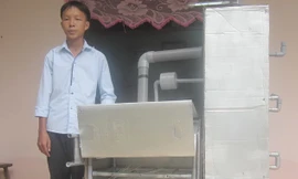 Nguyễn Nhật Minh bên lò đốt rác thân thiện với môi trường