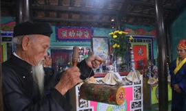 Tiếng mõ khai lễ cầu ngư làng Nam Ô nhắc nhở bao điều. Ảnh: Nguyễn Thành.