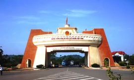 Nhờ Hiệp định tạo thuận lợi cho vận chuyển người và hàng hóa qua biên giới, xe tải chở hàng hóa đi lại thoải mái trong 3 hành lang kinh tế GMS. Trong ảnh: Cửa khẩu quốc tế Lao Bảo (Quảng Trị).