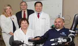 Ông Erik Sorto điều khiển cánh tay máy bằng ý nghĩ. Ảnh: Caltech 