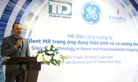 Bác sĩ Christopher Ahlers tham gia Hội thảo với hai bài giảng chuyên sâu về kĩ thuật ứng dụng trong chụp cộng hưởng từ não.