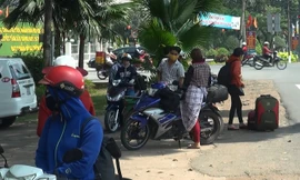 Sau Tết, giới trẻ rủ nhau chạy xe máy vào Sài Gòn.