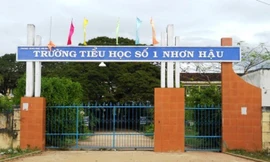 Trường tiểu học số 1 Nhơn Hậu, nơi xảy ra vụ việc phụ huynh đánh nam sinh ngất xỉu. Ảnh: Zing 