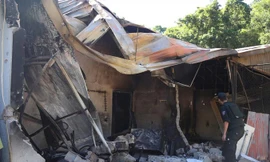 Lực lượng chức năng khám nghiệm hiện trường.