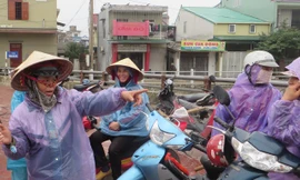 Những phụ nữ vất vả, lặn lội chiều cuối đông.