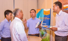 Đại diện Bayer Việt Nam tận tình giải thích về giống lúa lai TeJ Vàng với khách mời tham dự chương trình