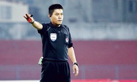 Theo HLV Lê Huỳnh Đức, trọng tài Nguyễn Hiền Triết đã phá vỡ cuộc chơi, khiến trận đấu không còn hấp dẫn khi “tặng” 2 thẻ đỏ cho các cầu thủ Đà Nẵng ở trận thua Quảng Nam cuối tuần qua. Ảnh: VSI.