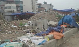 Chân cầu vượt thành bãi rác