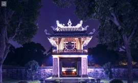 Khuê Văn Các lung linh trong đêm.