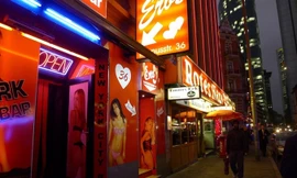 Khu phố đèn đỏ ở Frankfurt (Đức). Ảnh: Playbuzz.